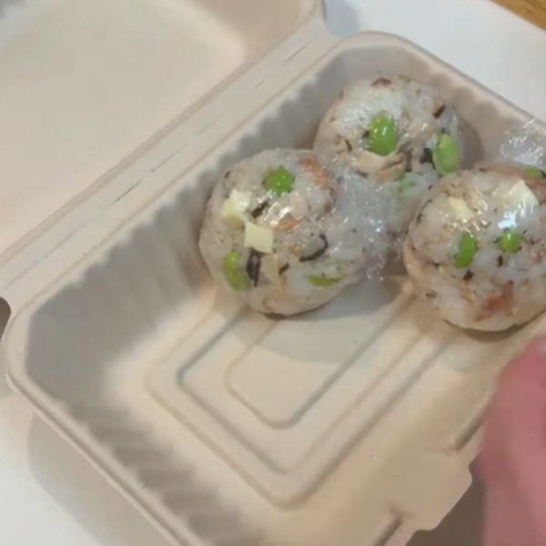【愛妻弁当】具沢山の鮭やベビーチーズが混ざった「おにぎり弁当」　テンションが上がる一品がたまらない…