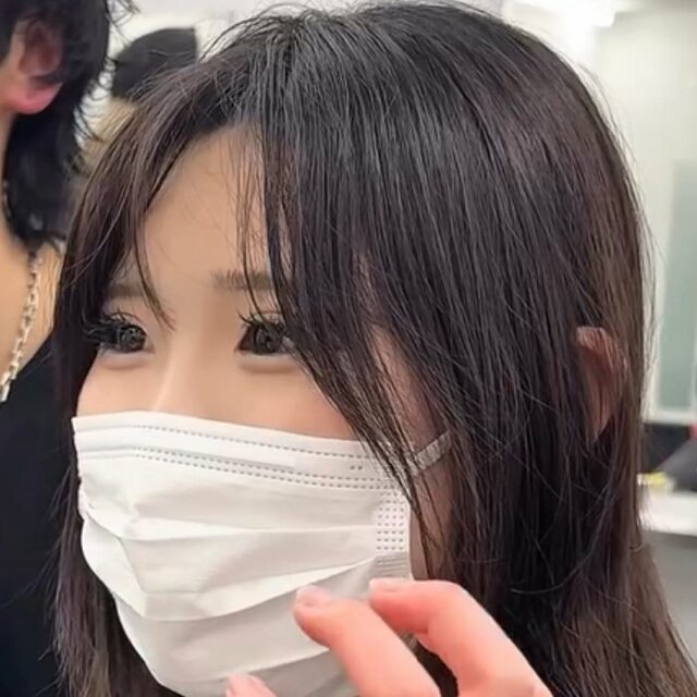 「顔まわりだけは死ぬほどジャキジャキにしたい」女性がロングウルフヘアでおしゃれ可愛くイメージチェンジ！
