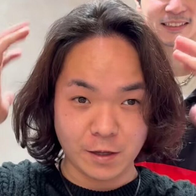 額の広さを気にする男性が〈お任せヘア〉でお悩み解消。半年ぶりのカットで〈マッシュヘア〉にスタイルチェンジ