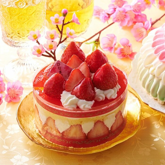 ふんだんに苺をトッピングした贅沢なケーキです。