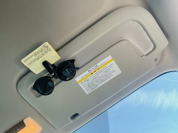 クリップに挟まれている駐車券とサングラス