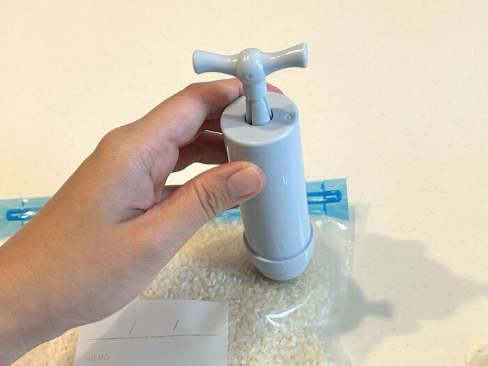 手動ポンプを垂直に立ててハンドルを何度か上下させます