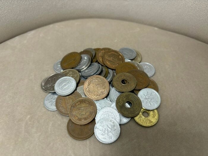 この量のコインを入れても、ミニ財布の半分程度でした!