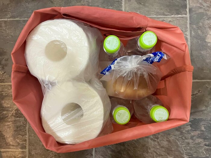 口がガバっと開くため大きい商品も入れやすい