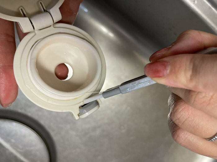 ワンタッチタイプのフタのロック部分もきれいに洗えます