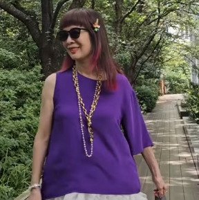 【70歳マダム】が着こなす「古希を祝うパープルコーデ」が素敵！白のチュールスカートを合わせてグッと華やかに