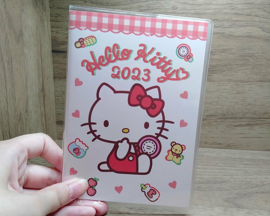 筆者撮影（セリア、ハローキティ 2023年 A6手帳）