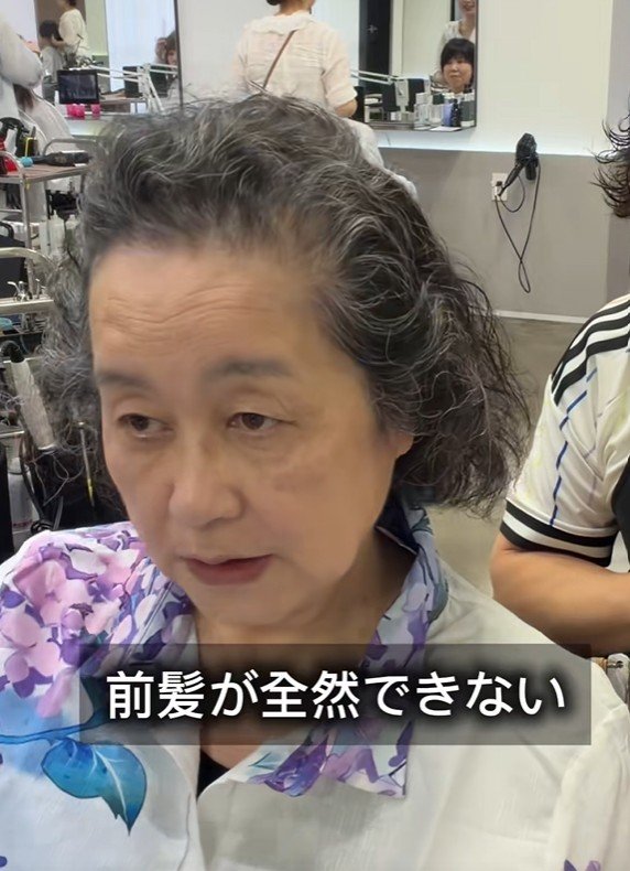 前髪が全然ないと話すグレーヘアの女性