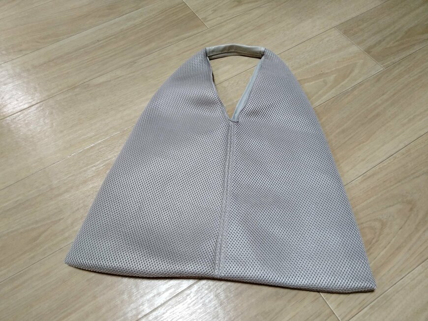 出所：筆者撮影（3COINS　メッシュトライアングルバッグ）