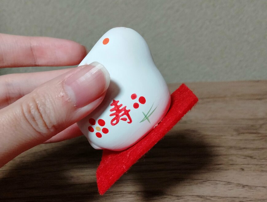 筆者撮影（ダイソー、置物（卯、座り、赤目））