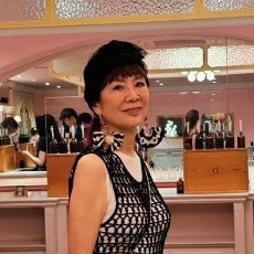 【70歳マダム】のワイドな「サルエルパンツコーデ」がかっこいい！腰巻きやメッシュで作る大人のレイヤードスタイル