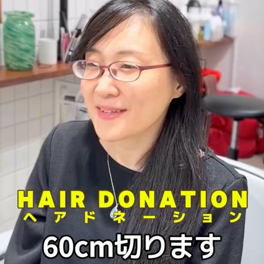 「4年ぶりですね」ヘアドネーションで60cmの髪をカットした女性　フェミニンな仕上がりに笑顔！