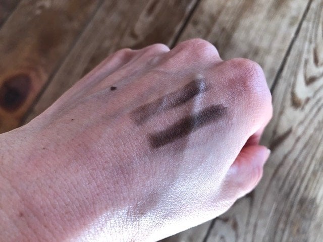 セリア「GENE3WAYアイブロウ　三角芯」2本線のうち上がパウダーのみ（筆者撮影）