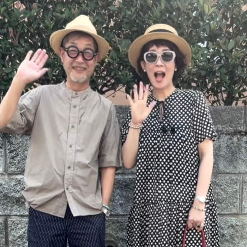 【60代の夫婦】モノトーンでまとめた夏の夫婦コーデが素敵！麦わら帽子でペア感を演出