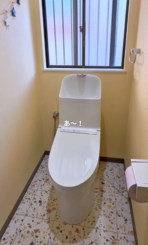 築40年住宅の〈垢抜けないトイレ〉を2児ママが…壁紙＆床材貼るだけDIY→〈センスあふれるおしゃれ空間〉に雰囲気ガラリ！