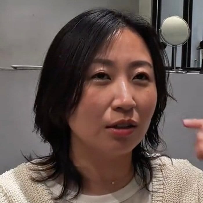 パーマをかけたい〈ミディアム女性〉→前髪ありの〈ショートウルフパーマ〉にスタイルにチェンジ！理想の仕上がりに笑顔溢れる