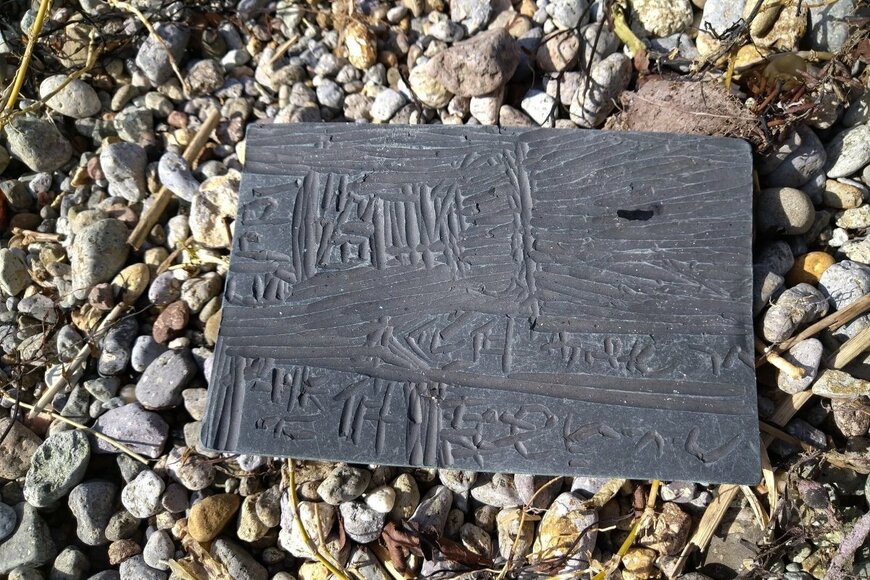海岸で見つけた謎の黒い板を刷ってみたら…　「約半世紀前の年賀状」だと判明