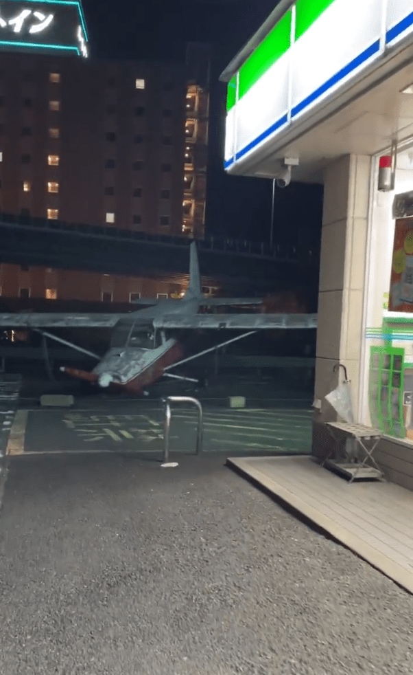 ファミリーマートに停まっている飛行機