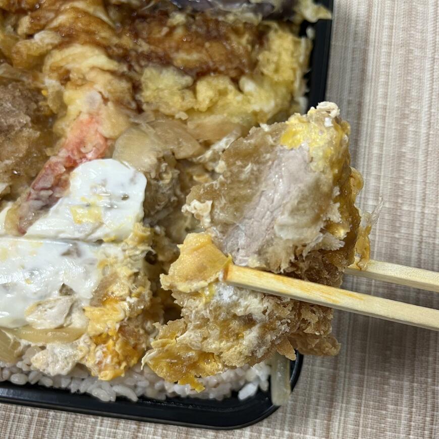 まずはかつ丼。間違いのない色合い