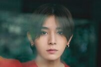 山田涼介 物憂げな表情＆鮮やか赤シャツのギャップにキュン ガラス越しでも溢れる美しさ