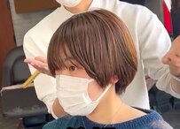 「耳周りすっきりめで」と【ベリーショート】希望の女性。プロの技で〈ふんわりフェミニン〉な仕上がりに、思わず笑顔！
