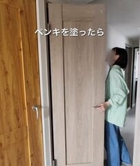 築25年中古マンションの〈木目調の既成のドア〉→ブラックブラウンのペンキで〈ブルックリンスタイル〉に雰囲気ガラリ！