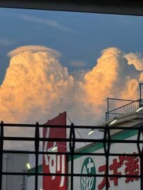 大阪の空に浮かんだ巨大な「入道雲」を撮影　上にすっぽりはまった帽子雲に注目集まる