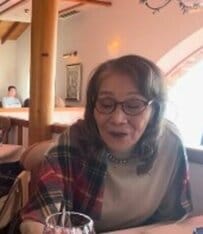 【91歳おばあちゃま】「海辺の休日」を過ごすおしゃれな上品コーデが話題　孫の誕生日を優雅にお祝いする姿に大反響「若々しくて真似したい」