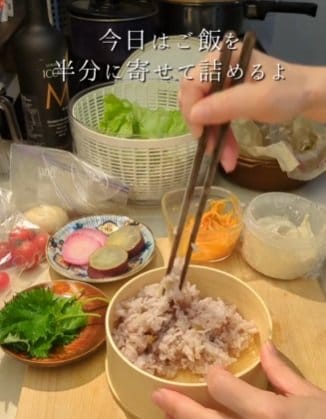 ご飯を詰めていきます