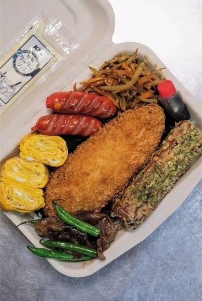 海苔の上におかずが並んだ、完成したのり弁当