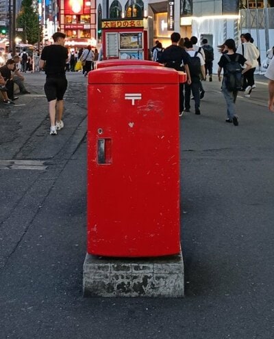 誰もポストを気に留めない様子