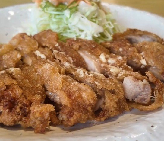 長野県の道の駅で味わう「山賊焼き定食」！顔面サイズの衝撃グルメに「感動レベル」「米10杯いける」