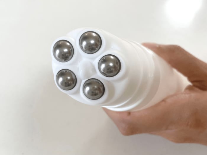 5点ローラーの中央の穴からボディクリームが出てきます