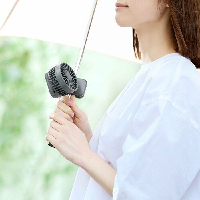 日傘の骨組みなどに挟むことで、手ぶらで涼しい風を受けられます