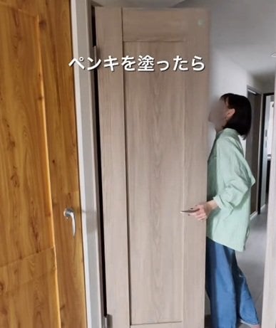 築25年中古マンションの〈木目調の既成のドア〉→ブラックブラウンのペンキで〈ブルックリンスタイル〉に雰囲気ガラリ！
