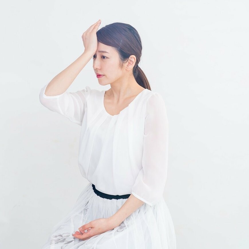 ※眼球には触れないように注意して、骨のかたい場所に母指球をあてます。（撮影：片桐圭）