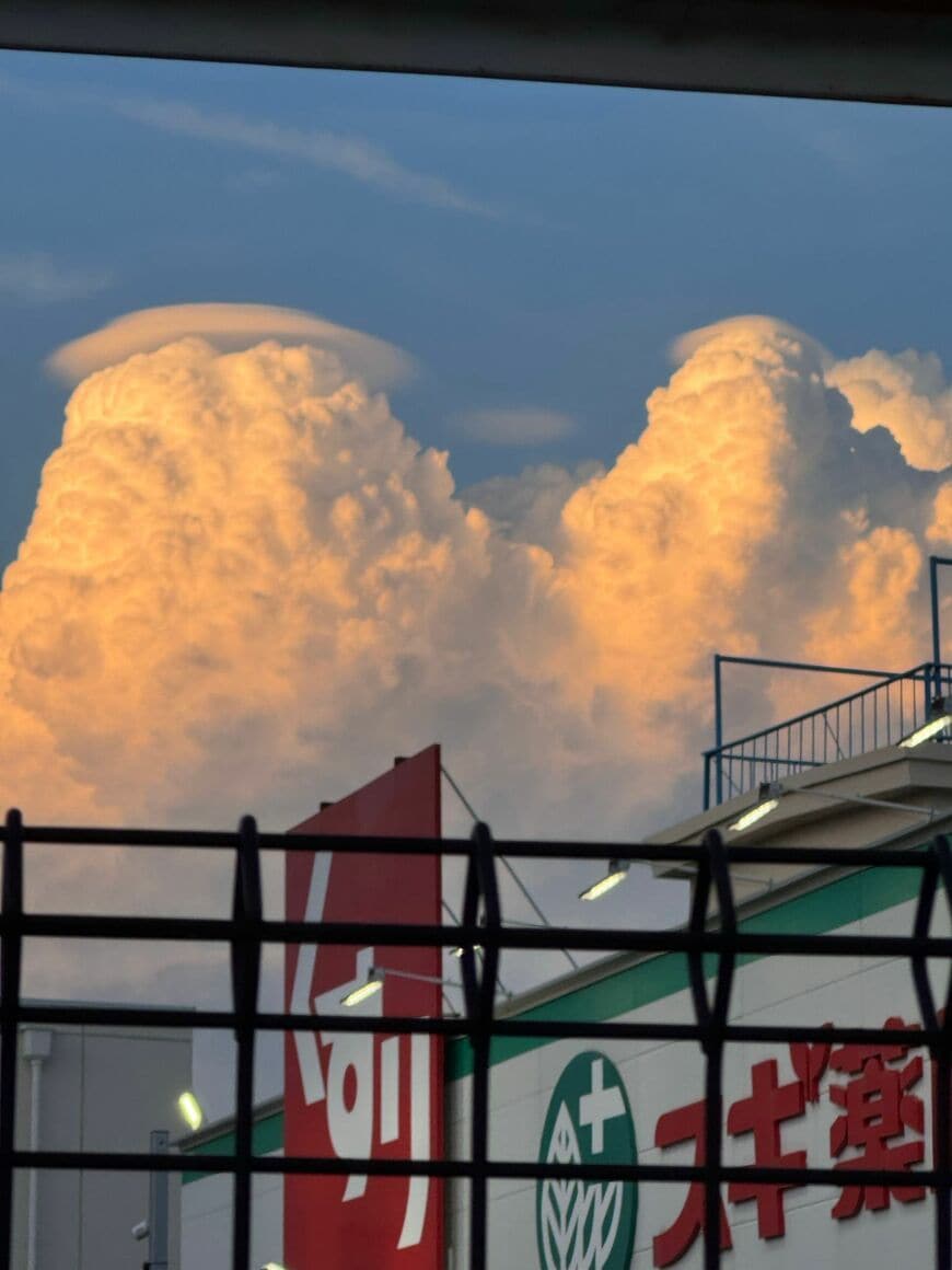 大阪の空に浮かんだ巨大な「入道雲」を撮影　上にすっぽりはまった帽子雲に注目集まる