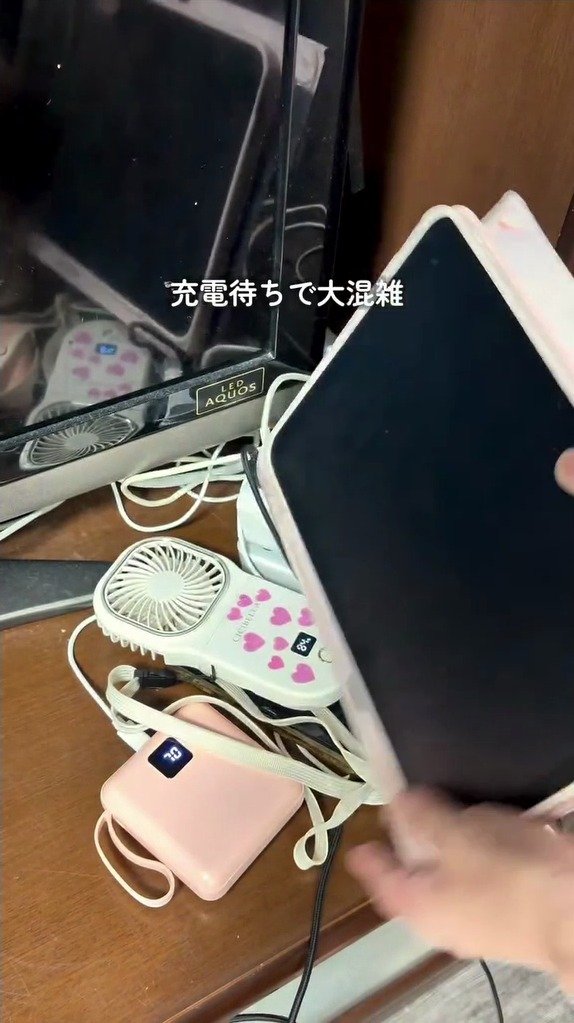 有孔ボードを壁掛けして自作！ コンセント周りの充電コード置き場が変身