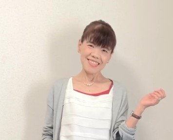【60代マダム】“20年もの”のティアードTシャツが現役！ロングカーデ×クロップドパンツの秋コーデ
