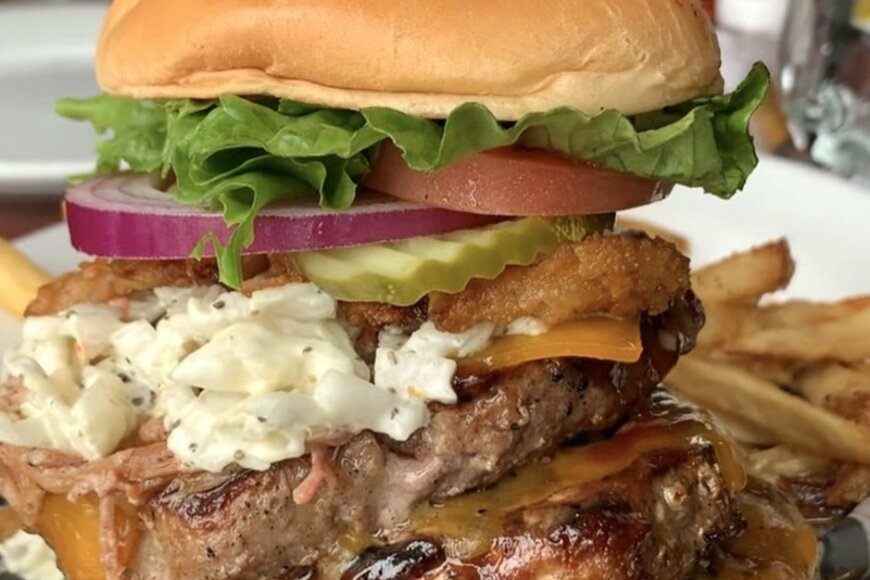 アメリカのレストランで提供された「ハンバーガーとデザート」　衝撃的な量に注文した男性は絶望