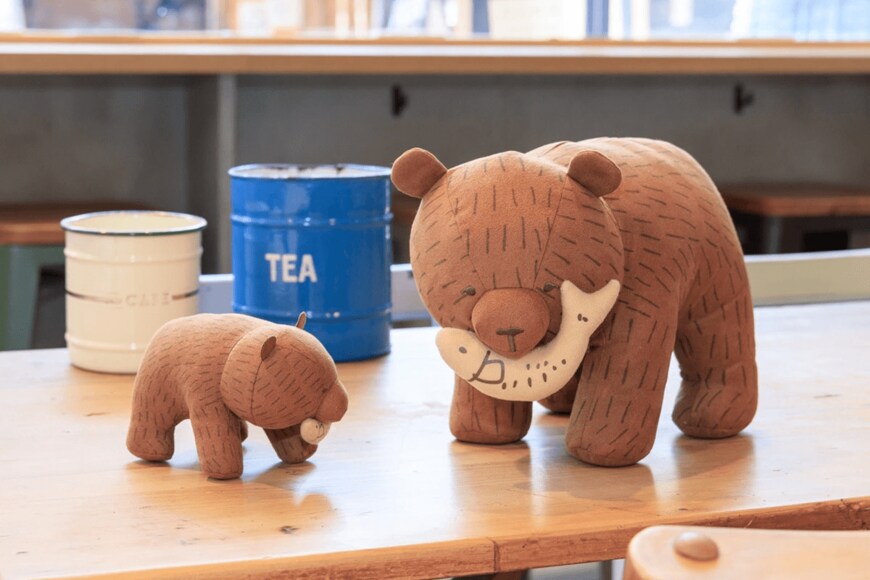 ブルーブルーエ公式　木彫りクマぬいぐるみ中