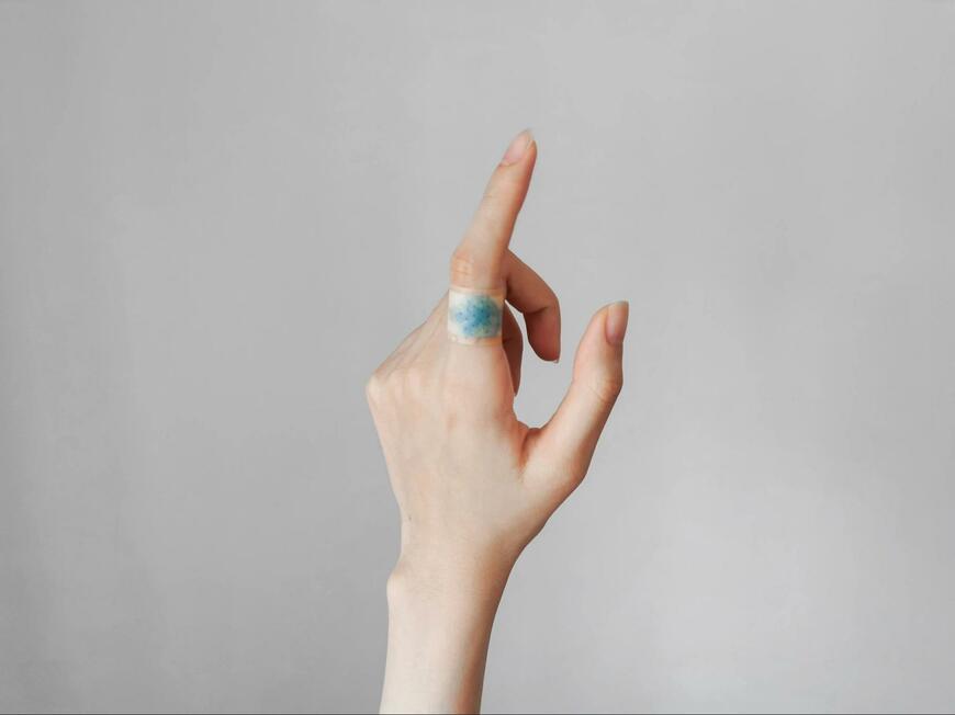 青い血がにじんでいるように見える指