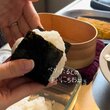 妻が夫に作る豪華な「シャケのおにぎり弁当」がたまらない…　手際の良さに惚れ惚れしてしまう