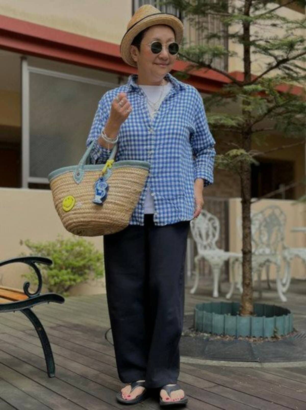 写真 | 【64歳マダム】ブルーの〈ギンガムチェックシャツ〉をおしゃれに着こなす!こなれ感のある爽やかなスタイリングが素敵 注目の ...
