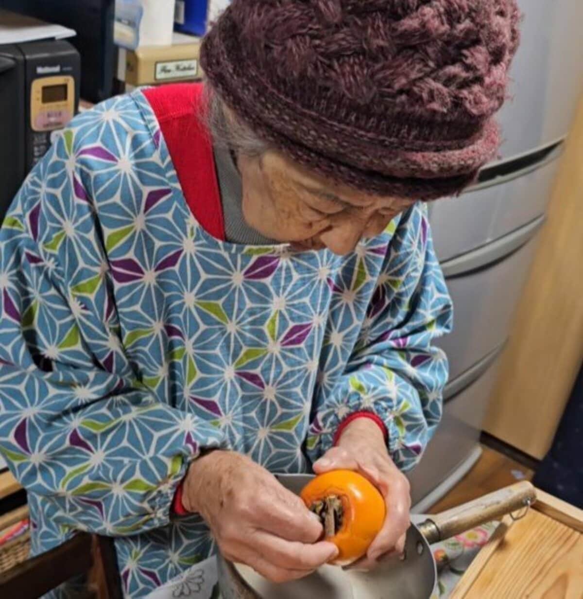 93歳のおばあちゃん】「干し柿作り」の動画にホッコリ！手間暇かけた