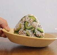 【ゆかりとゴーヤのおかかおにぎり】「えっ、おにぎりに入れちゃうの...？」夏野菜「ゴーヤ」をＩＮしたおにぎりが気になってしかたがない！
