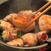 【お弁当術】平日を助ける〈5種類の肉巻き〉の冷凍弁当。トマトやおにぎり等をフライパン1つで一気に調理し、洗い物を減らしつつ日々の手間を省く段取りの良さが光る工夫