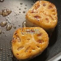 タレが絡んだ大きな「蓮根の肉詰め」をご飯の上にドーンと乗せて！カラフルな副菜で彩り豊かに仕上げた、夫に作るボリューム満点な「のっけ弁当」の実用的な盛り付け術