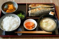 65歳おひとりさまは「月3万円不足」？2026年”年金引き上げ”でも生じる9.8万円差と老後家計のリアル