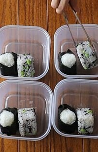 「ワクワクしちゃう！」2種類の〈おにぎり〉に、ぎっしり〈おかず〉！家族への愛情あふれる「タッパー弁当」が話題です